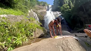 V&iacute;deo amador bastidores podendo a pretinha 18 na cachoeira no ar livre &lpar;COMPLETO NO In flames E NO CHER&rpar;